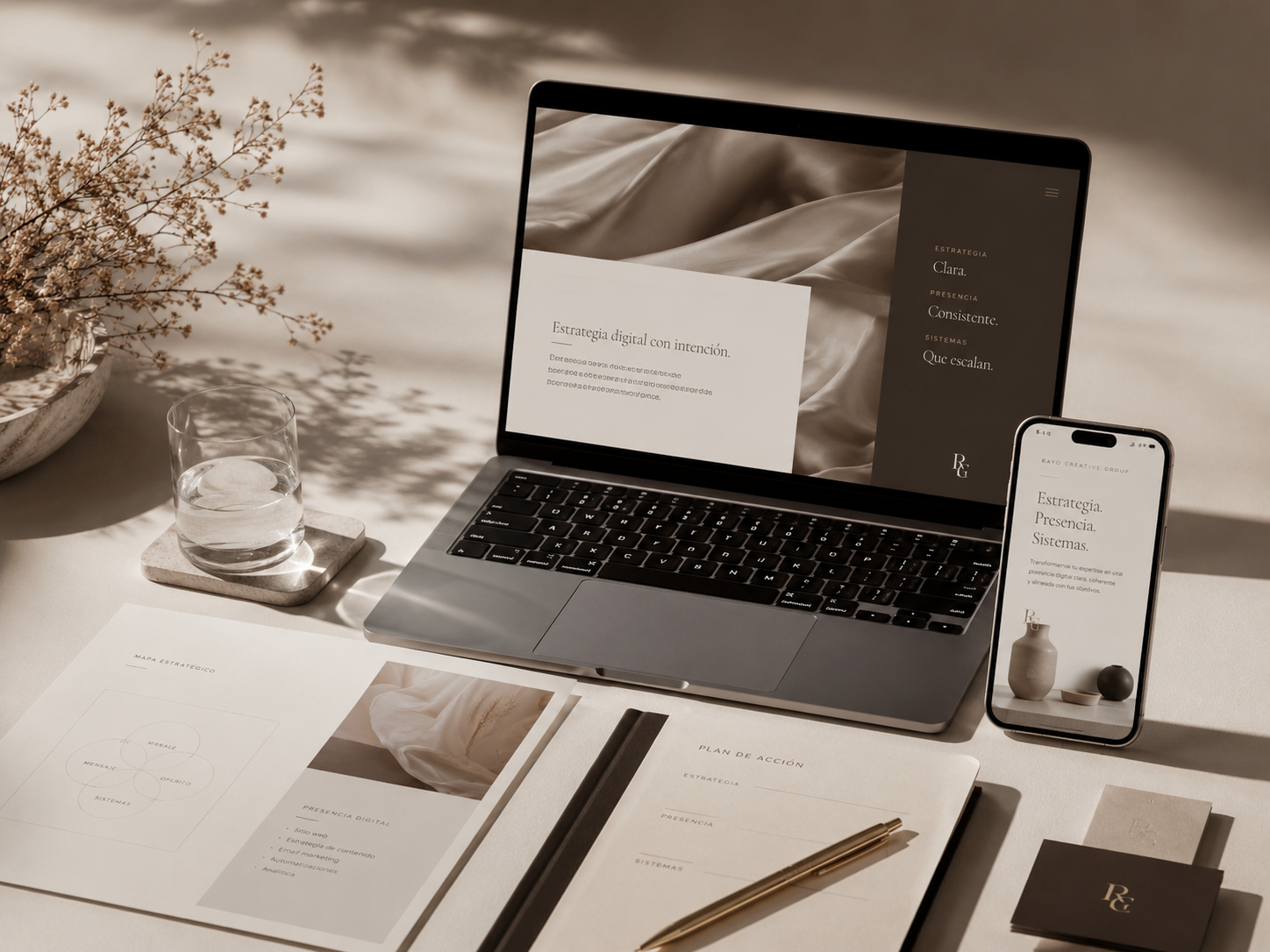 Presencia digital de Rayo Creative Group en laptop, móvil y materiales impresos